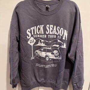 Noah Kahan Stick Season Graphic Men's Crewneck Sweater - Dark Gray Gildan